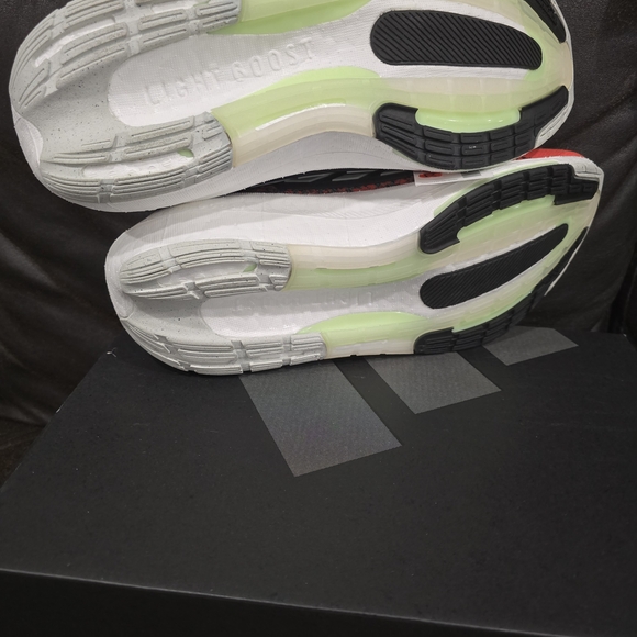 adidas Men's UltraBOOST Lightweight Knit Running Shoes Size 9 - Picture 4 of 7